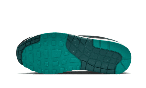 Air Max 1 Liverpool Lebron James - Image 3