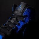 Air Jordan 1 Mid Hyper Royal in pelle bottalata