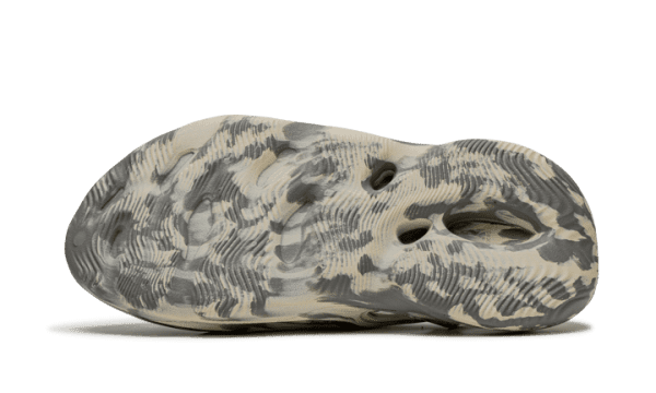 Yeezy Foam RNNR MXT Moon Gray - Image 4