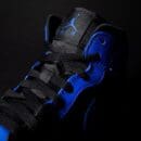 Air Jordan 1 Mid Hyper Royal in pelle bottalata