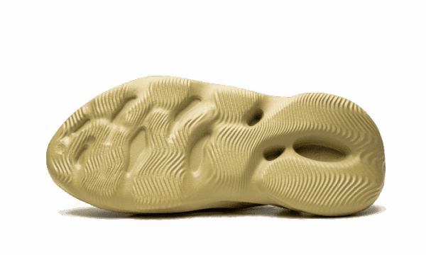 Yeezy Foam RNNR Sulfur - Imagen 4